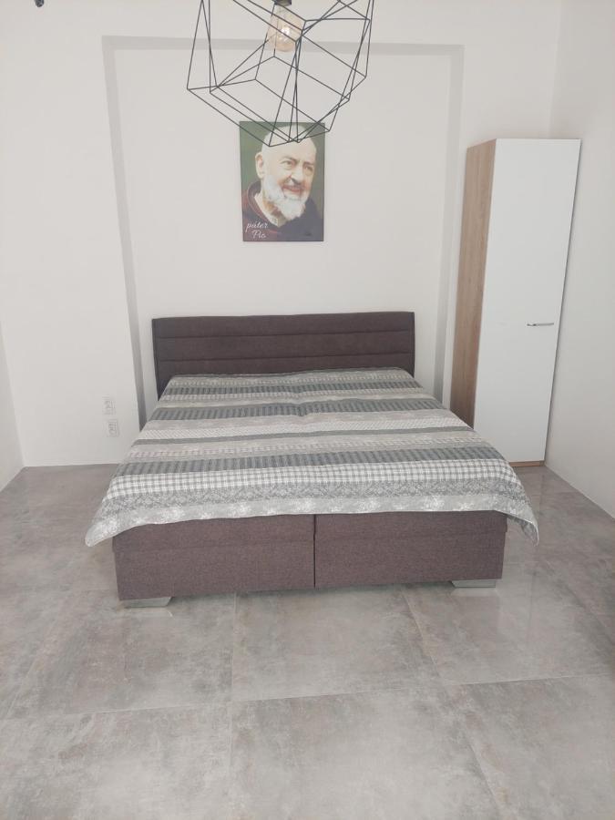 Padre Pio Apartments Family 科希策 外观 照片